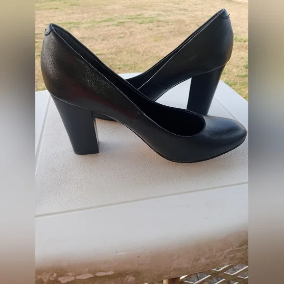 Isola Elegant Black Pumps - Picture 8 of 13